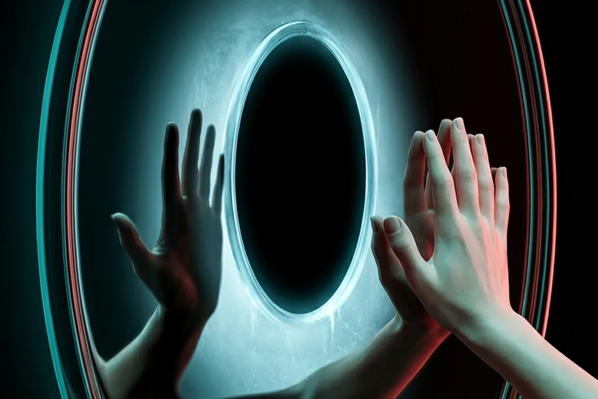 Perché quasi tutte le culture hanno una leggenda su uno specchio da non guardare di notte